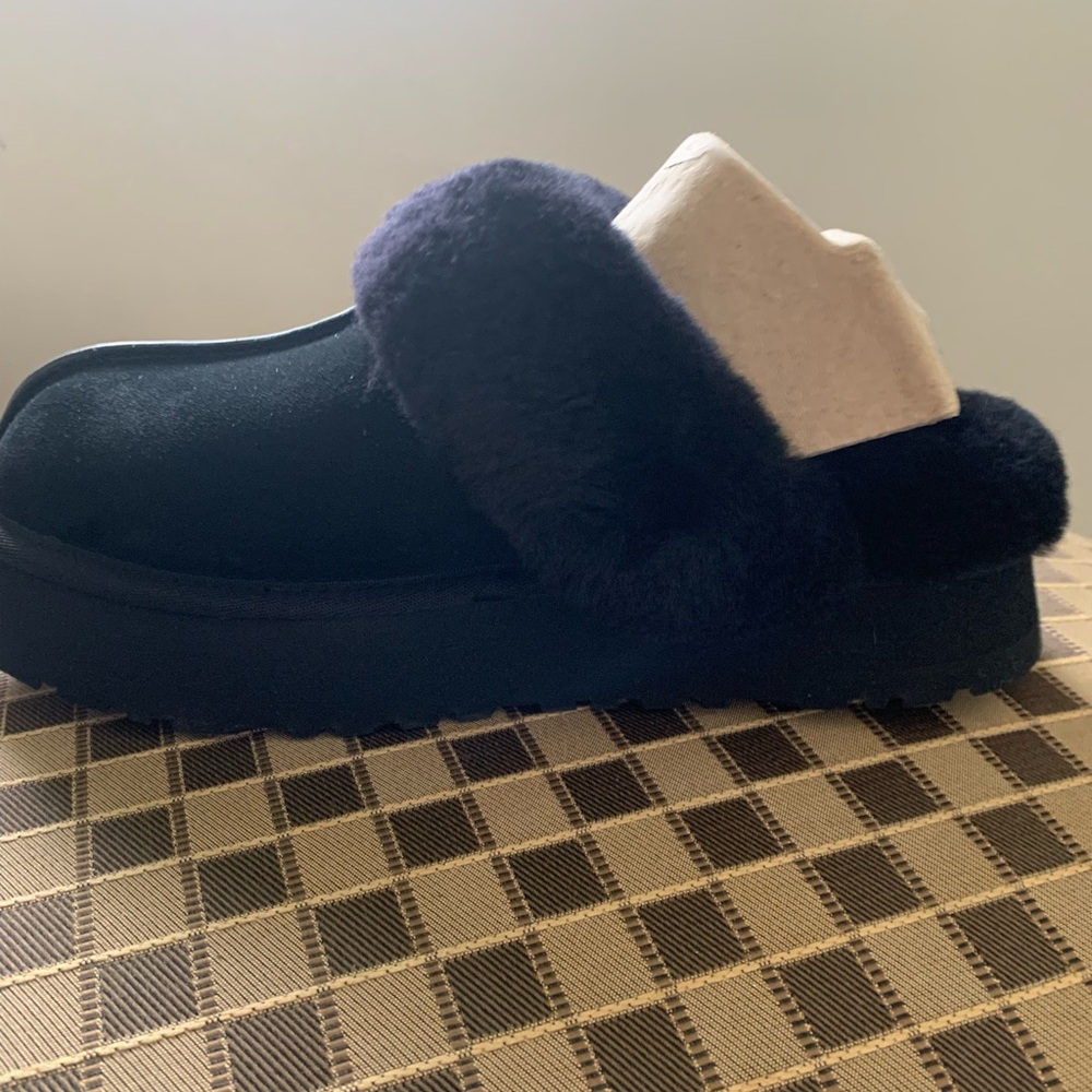 UGG Black Slippers with Plush Material and Cozy Cuff // Disquette style